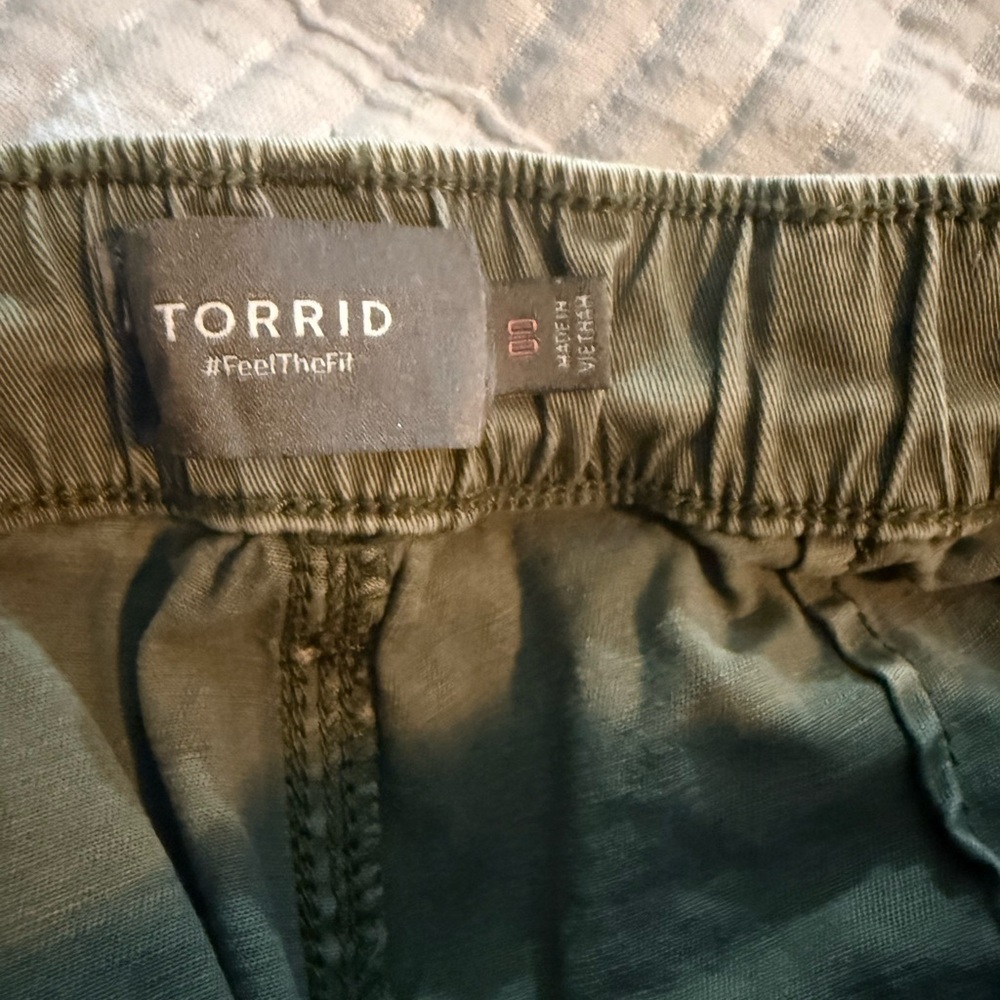 Torrid- Drawstring- Olive Green Cargo Pant- Size 00  - EUC!! - Picture 3 of 3